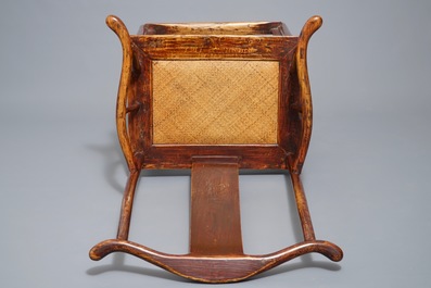 Een Chinese olmen stoel van het type &quot;official's hat&quot; met rieten zitting, 19e eeuw