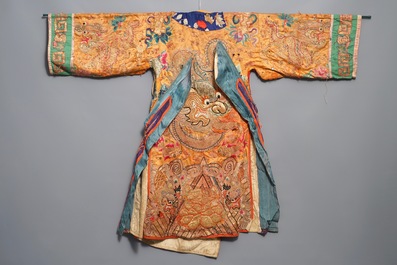 Een Chinees geborduurd zijden opera kostuum met draken in gouddraad, 19/20e eeuw