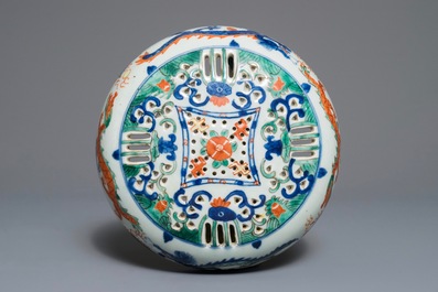 A round Chinese wucai box and cover with dragons, Wanli mark, 19th C.