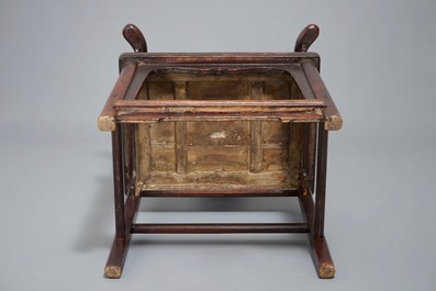 Een Chinese houten stoel, 19/20e eeuw