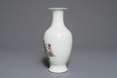 Un vase &agrave; d&eacute;cor de figures en porcelaine de Chine grisaille et rouge de fer, R&eacute;publique, 20&egrave;me