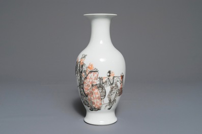 Un vase &agrave; d&eacute;cor de figures en porcelaine de Chine grisaille et rouge de fer, R&eacute;publique, 20&egrave;me