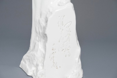 Une grande figure de Mao Zedong debout aupr&egrave;s d'un rocher inscrit en porcelaine de Chine, 2&egrave;me moiti&eacute; du 20&egrave;me