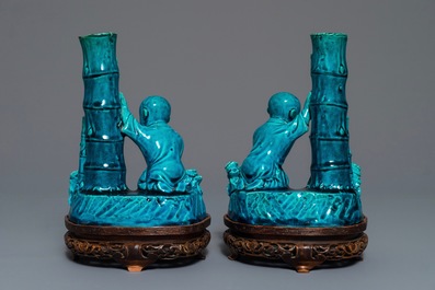 Une paire de porte-encens en porcelaine de Chine turquoise monochrome sur socles en bois, 19&egrave;me