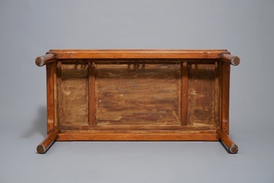 Une table basse de forme rectangulaire en bois, Chine, 19&egrave;me