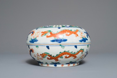 A round Chinese wucai box and cover with dragons, Wanli mark, 19th C.