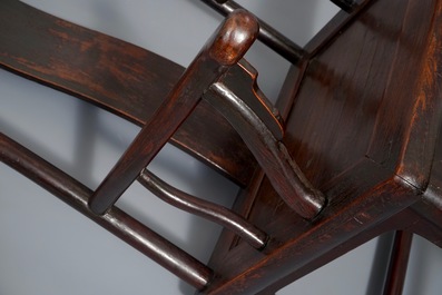 Une chaise en bois sculpt&eacute;, Chine, 19/20&egrave;me