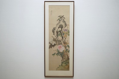 Ju Lian (1828-1904), Vogels op een rots omgeven door pioenen, inkt en aquarel op zijde