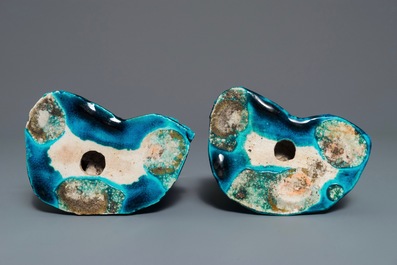 Une paire de porte-encens en porcelaine de Chine turquoise monochrome sur socles en bois, 19&egrave;me