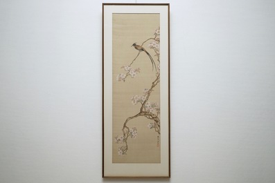 Ecole chinoise, 20&egrave;me, Un oiseau sur une branche fleurie, aquarelle sur soie