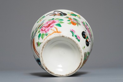 Une paire de bols couverts en porcelaine de Chine famille rose de Canton, 19&egrave;me