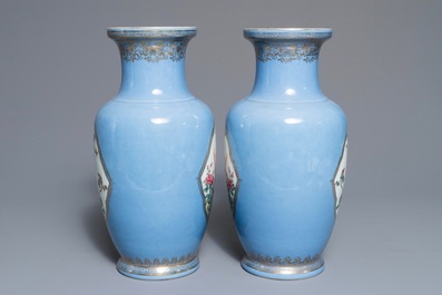 Une paire de vases en porcelaine de Chine famille rose sur fond bleu de lavande, marque de Qianlong, R&eacute;publique, 20&egrave;me