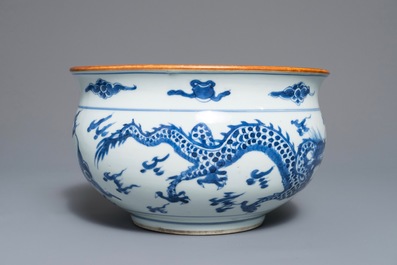 Een Chinese blauwwitte wierookbrander met twee draken, Kangxi