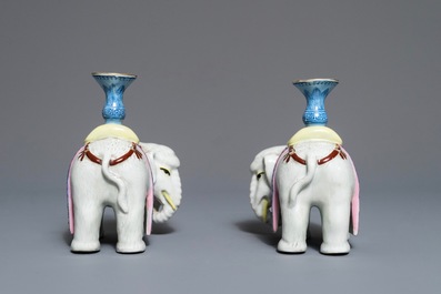 Een paar Chinese famille rose kandelaars in de vorm van olifanten, 19e eeuw