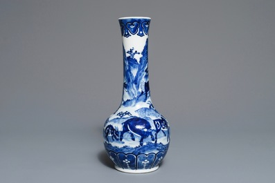 Een Chinese blauwwitte flesvormige vaas met dieren, Xuande merk, 19e eeuw