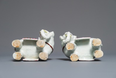 Une paire de bougeoirs en forme d'&eacute;l&eacute;phant en porcelaine de Chine famille rose, 19&egrave;me