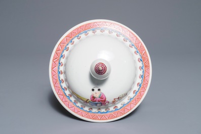 Un vase et un pot couvert en porcelaine de Chine famille rose, marques de Qianlong, R&eacute;publique, 20&egrave;me
