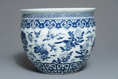 Un plat et un aquarium en porcelaine de Chine bleu et blanc, Kangxi et 19&egrave;me
