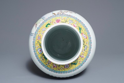 Un vase et un pot couvert en porcelaine de Chine famille rose, marques de Qianlong, R&eacute;publique, 20&egrave;me
