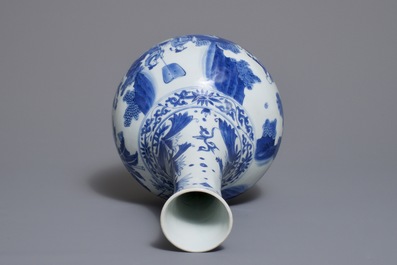 Un vase de forme bouteille en porcelaine de Chine bleu et blanc &agrave; d&eacute;cor figuratif, &eacute;poque Transition