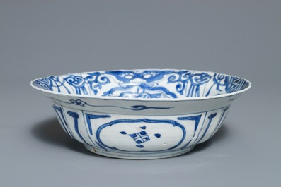 Un bol en porcelaine de Chine bleu et blanc de type kraak &agrave; d&eacute;cor d'un panier fleuri, Wanli