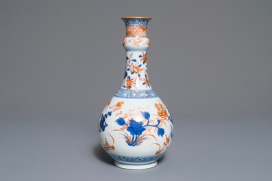 A Chinese Imari-style bottle vase with floral design, Kangxi