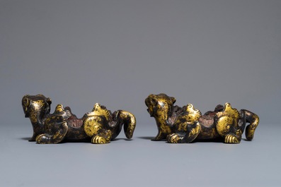 Een paar Chinese verguld bronzen fabeldieren met sporen van zegelwas, Han of later
