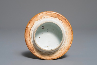 Une th&eacute;i&egrave;re en porcelaine de Chine famille verte sur fond caf&eacute; au lait, Kangxi