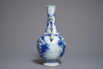 Een Chinese blauwwitte kan met figuratief decor rondom, Transitie periode