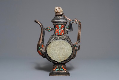 Een verzilverde kan met jade, turkoois en koraal ingelegd, Tibet of Mongoli&euml;, 19/20e eeuw