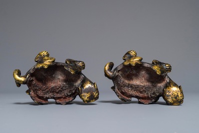 Een paar Chinese verguld bronzen fabeldieren met sporen van zegelwas, Han of later