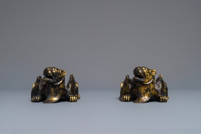 Une paire d'animaux mythiques en bronze dor&eacute; aux traces de cire rouge, Han ou apr&egrave;s