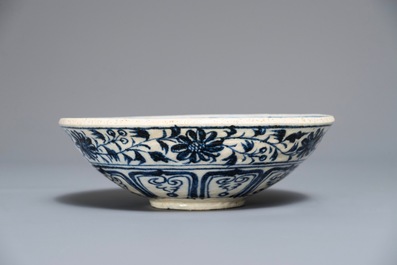 Un bol en porcelaine de Vietnam blue et blanc, poss. Dynastie L&ecirc;, 14/15&egrave;me