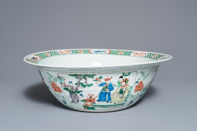 A very large Chinese famille verte bowl with decorated base, 19th C.