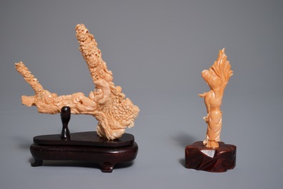 19/20世纪 人物珊瑚雕像带木雕底座 两件