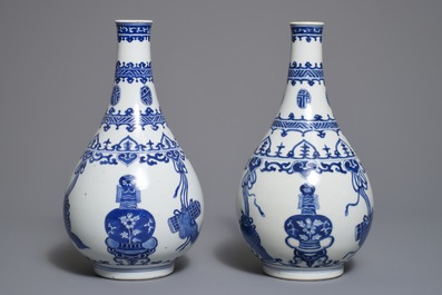 Une paire de vases de forme bouteille en porcelaine de Chine bleu et blanc, Kangxi