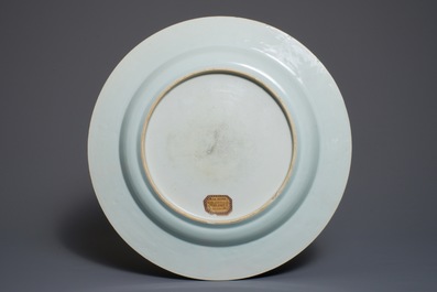 Un plat en porcelaine de Chine verte-Imari aux armes de Malines, Kangxi/Yongzheng