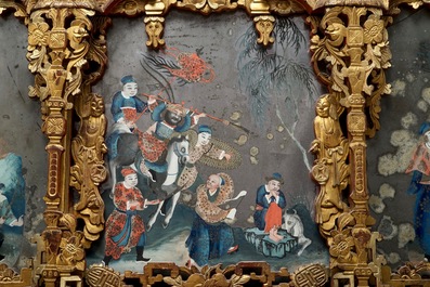 Een zeldzame Chinese spiegel met achterglasschildering en verguld hout, 2e helft 18e eeuw