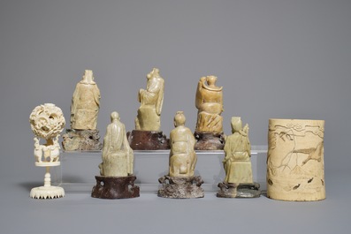 Un pot &agrave; pinceaux et une boule en ivoire, et six figures en pierre de savon, Chine, 19/20&egrave;me