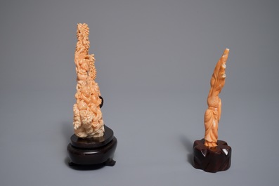 Deux figures en corail sculpt&eacute; sur socles en bois, Chine, 19/20&egrave;me