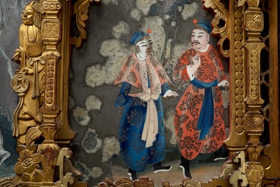 Un mirroir en bois dor&eacute; et peinture sous verre, Chine, 2&egrave;me moiti&eacute; du 18&egrave;me