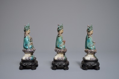 Drie Chinese emaille op biscuit figuren van Boeddha, 19e eeuw