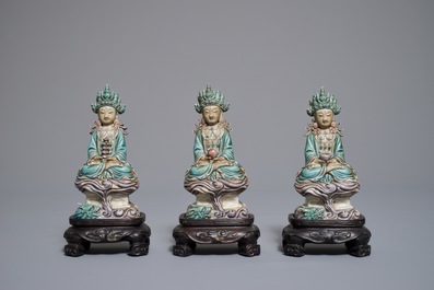 Drie Chinese emaille op biscuit figuren van Boeddha, 19e eeuw
