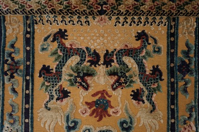 Un tapis en soie et fil dor&eacute; &agrave; d&eacute;cor de cinq dragons et portant une inscription, Chine, 19&egrave;me