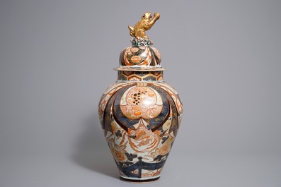 Un grand vase couvert en porcelaine Imari de Japon, Edo, 17/18&egrave;me