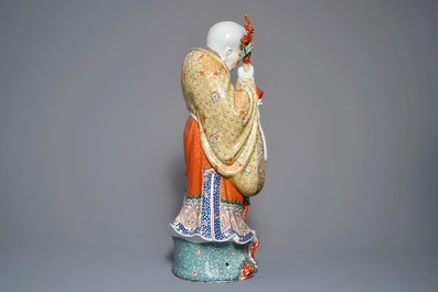 Une grande figure de Shou Lao en porcelaine de Chine famille rose, 19/20&egrave;me
