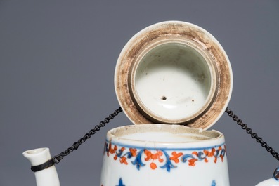 A Chinese Imari-style coffeepot and a famille rose Rockefeller plate, Qianlong and Jiaqing