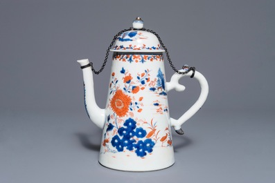 Een Chinese Imari-stijl koffiepot en een famille rose Rockefeller bord, Qianlong en Jiaqing