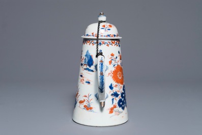 Een Chinese Imari-stijl koffiepot en een famille rose Rockefeller bord, Qianlong en Jiaqing