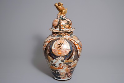 A large Japanese Imari vase and cover, Edo, 17/18th C.